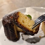 and Bar-and Cafe - ①法式焦糖小圓蛋糕
                      外層酥脆，帶有一絲微苦的味道。
                      內部濕潤鬆軟，散發著柔和的甜味。
                      口感的對比令人印象深刻。