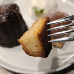 and Bar-and Cafe - ②法式杏仁蛋糕
                      內餡緊實，咬下去有嚼勁
                      糖分充足，甜味濃郁