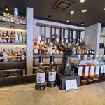 and Bar-and Cafe - 啞光黑色天花板、玻璃窗與灰色牆壁、啞光黑色瓷磚地板與小型黑色塗漆瓷磚地板、吧台周圍稍微高出一段的木板地板、吊燈與筒燈的照明，散發出正宗的氛圍