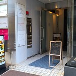 and Bar-and Cafe - 外觀位於商業大樓五樓，掛著一個1.5米見方的招牌，但如果不特意抬頭看，可能不容易注意到。
                      如果注意到有照片的菜單立看板，或許會想上去看看呢？