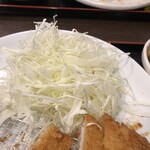 みそかつの三河屋 - おかわりキャベツ
      山盛り　