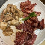 焼肉大将 - 左がホルモン、右上が中落ちカルビ、右中が上カルビ、右下がつらみ