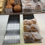 ル・ピノー - シュークリーム@249円、4個と2個を土産用に購入。ルピノーさんのシュークリーム、大好きです。3.72／776