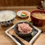 しんのすけ - 白めし(みそ汁・ぬかづけ付)、ねぎトロ