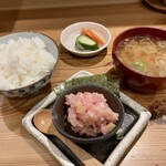 しんのすけ - 白めし(みそ汁・ぬかづけ付)、ねぎトロ