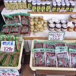 黄金屋物産店 - 軒下に並ぶ商品