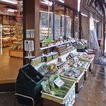 黄金屋物産店 - 軒下に並ぶ商品