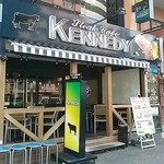 ステーキ カフェ ケネディ - 入口はオープンテラスがあります