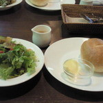 エッセンス - パスタセット　￥１２００のサラダ、パン