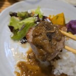 キッチン ブルー グローブ - ソースをタップリ乗せて