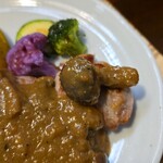 キッチン ブルー グローブ - １つ目のヒレ肉へ、大きな茸を乗せて