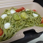 キッチン ブルー グローブ - ミニトマト、ホタテ、クリームチーズが見えます