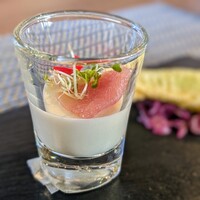 ビストロ アマファソン - １・カリフラワーのムースと生ハム　はやとうりのフリット　紫キャベツカレー風味添え　ムースは雪景色を表現してるのかな？カレー風味も食欲がそそられます