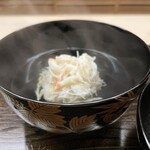 片折 - ズワイガニ真薯のお椀
      フンワリした真薯
      蟹がスッゴいです
      真薯も出汁も美味すぎます