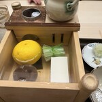 片折 - 柚子風呂湯豆腐
      桝の中に、柚子、豆腐、椎茸、壬生菜
      柚子以外をポン酢につけて頂きます