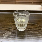 片折 - 1番出汁
      富山の湧水に利尻昆布出汁
      （2日間つけて水出し）と鰹節出汁（枕崎）
      一口頂くと上品な香り 澄んだお出汁
      半端ない旨みです