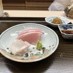 片折 - 寒ブリと九絵
      鰤は脂のりが良くてさすが！寒鰤！
      脂の甘みとともに濃厚な旨みが広がります
      九絵も
      旨みが凝縮されてめちゃくちゃ美味しい