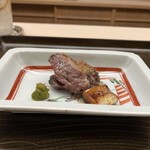 片折 - 本鴨の炭火焼き
      めちゃくちゃジューシー
      クセはなく濃厚な旨みが伝わってきす