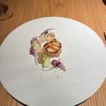 ラ・ボンヌターブル - 帆立貝、カリフラワー、赤玉葱、青林檎、紫大根、島ライム、コリアンダー　ホタテの焼き入れがこだわりとの事