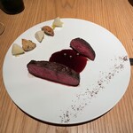 ラ・ボンヌターブル - 蝦夷鹿の稲藁焼き、洋梨、里芋、コンテ、ローズマリー、野生の胡椒　赤ワインと牛肉のソース