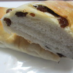 くるとん - 長さ３０ｃｍはゆうにある細長いぶどうパン、これもフワフワとした食感の食べやすいパンです。
