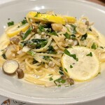 カフェ・マディ - 晩ごはんセットのメイン(気まぐれパスタ)。今日は魚介とレモンのクリームパスタ。麺量100g以上ありそう。