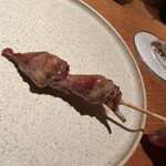 焼鳥 嘉とう - ハツ(ピート樽で香り付け)