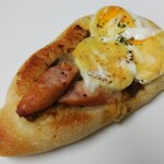 さくらぱん - 卵とウインナーのカレーナンピザ