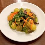 四次元食堂 南インドオステリア - シャインマスカットのサラダ。