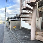 からめ亭 - マンション敷地内無料駐車場（螺旋階段の真下）