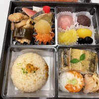 博多料亭 稚加榮 - 稚加榮 本店（赤坂）
                    冬のおもてなし弁当　下の段
                    数の子明太子/昆布巻/うにごはん/穴子寿司/海老手毬寿司 他
                    