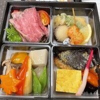 博多料亭 稚加榮 - 稚加榮 本店（赤坂）
                    冬のおもてなし弁当　上の段
                    ローストビーフ/茶巾揚げ/鮭西京焼/卵焼/炊き合わせ/南蛮漬/