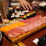 魚しん - 寿司下駄いっぱいに広がる握り！