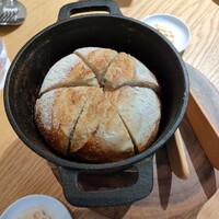 ラ・グランド・メゾンTOKYO - 自家製パン／焼きたてカンパーニュ