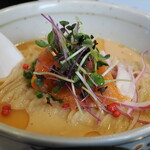 弘明寺丿貫 - 冷やし燻製鮭しぼり蕎麦