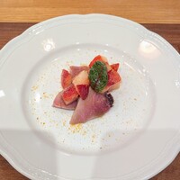 La Stalla - ヤイトカツオ。もう慣れちゃってるけどカツオにイチゴが乗ってんよね