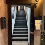 ズッペリア オステリア ピティリアーノ - フィオッキの右隣り2階にあります