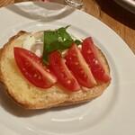Trattoria K-9 - モッツアレラとトマトのブルスケッタ