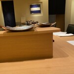 天ぷら 極 - カウンターだけですが広々しています(^^)とても綺麗な店内。