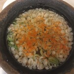 松屋 - ハイカラそば250円、残ったおつゆに一味(2024.12.13)