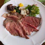 レストランテ 風 - ローストビーフ、右が赤身、左がサーロイン