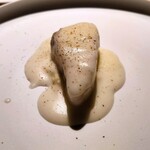 レスピラシオン - Pescado 目鯛：炭化した柚子の皮をすりおろして