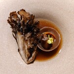レスピラシオン - Setas 舞茸：③舞茸の薪焼き、ラビオリ、鹿のスープを注いで