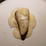 レスピラシオン - Pescado 目鯛：炭化した柚子の皮をすりおろして