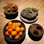 レスピラシオン - 茶菓子（金柑のクレマカタラーナ、クレソンのミニクレープ、かぼちゃ／ローズマリー／松ぼっくり、黒糖と加賀棒茶のチュイル／黒胡麻とハイカカオのソース）