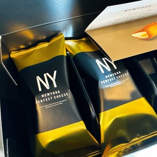ハローベリー6個入×7とニューヨークパーフェクトチーズ4個 ニューヨーク パーフェクト チーズ 東京駅店 （NEWYORK PERFECT