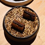 レスピラシオン - 茶菓子：黒糖と加賀棒茶のチュイル／黒胡麻とハイカカオのソース