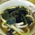 手打ちうどん うえちゃん - わかめうどんです、シンプルすぎますなぁ（笑）