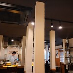 小川の魚 - 広々した店内