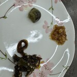 千本屋 - サービス（上からしその葉ちびっ子なす、おかかしょうが、わさびのしぐれ）